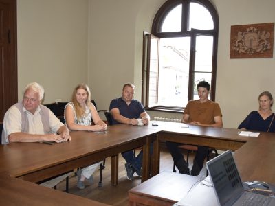 Pieci cilvēki – trīs vīrieši un divas sievietes – Īvades iedzīvotāju padome