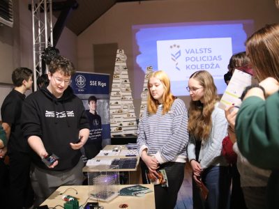 Vidusskolēni ver durvis uz augstskolu