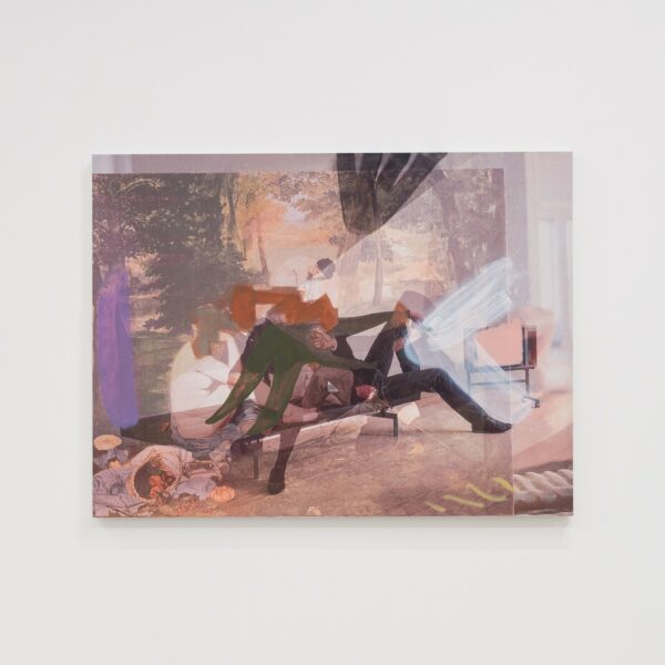 Slāņaina glezna, kurā pārklājas divas ainas: klasisks pikniks ar kokiem, sēdošām figūrām un augļu grozu, kā arī mūsdienīgs attēls ar tumšā uzvalkā tērptu vīrieti, kurš sēž krēslā, un blāvu zaļu siluetu. Attēlam ir dubultās ekspozīcijas efekts, un pār to ir gaišs, abstrakts otas triepiens.